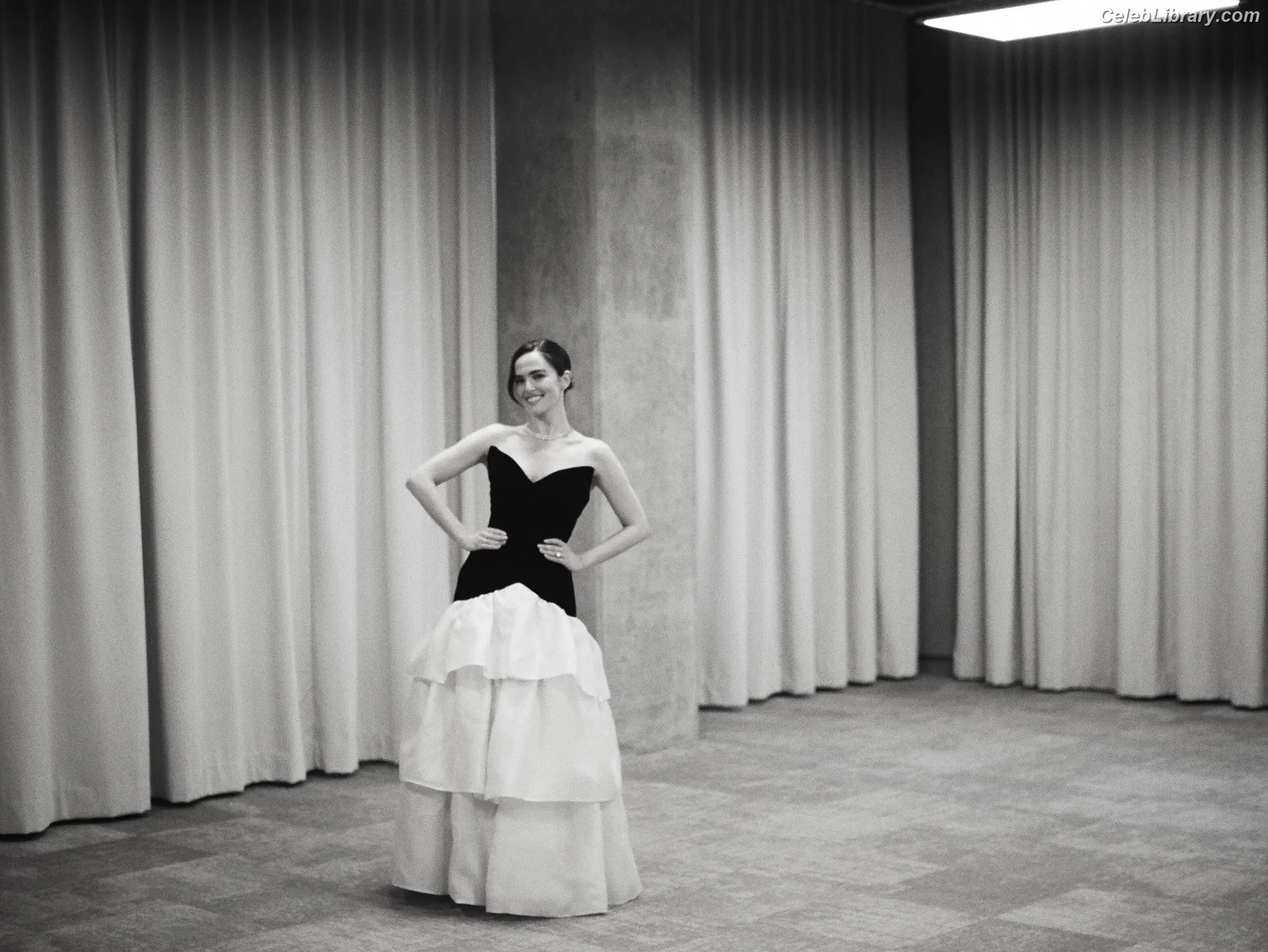 Zoey Deutch photo 2 of 1463