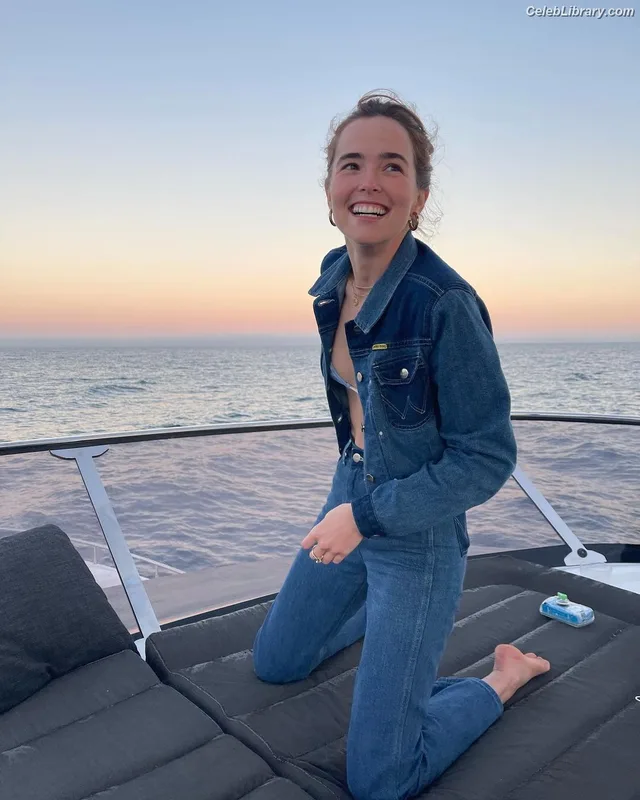 Zoey Deutch photo 3 of 1461