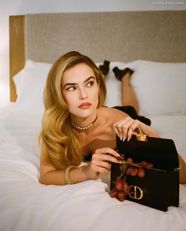 Zoey Deutch photo 9 of 1461