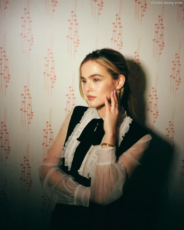 Zoey Deutch photo 13 of 1461