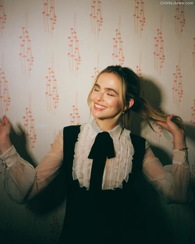 Zoey Deutch photo 14 of 1461