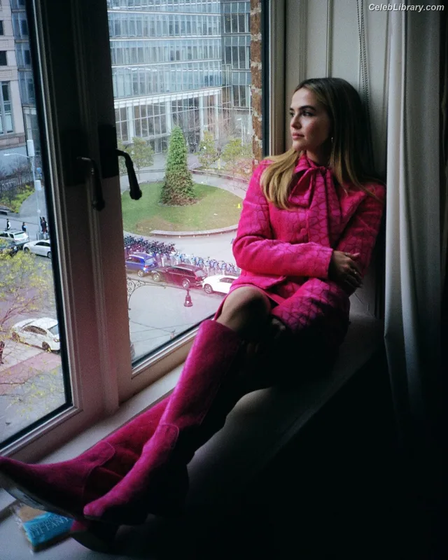 Zoey Deutch photo 17 of 1461