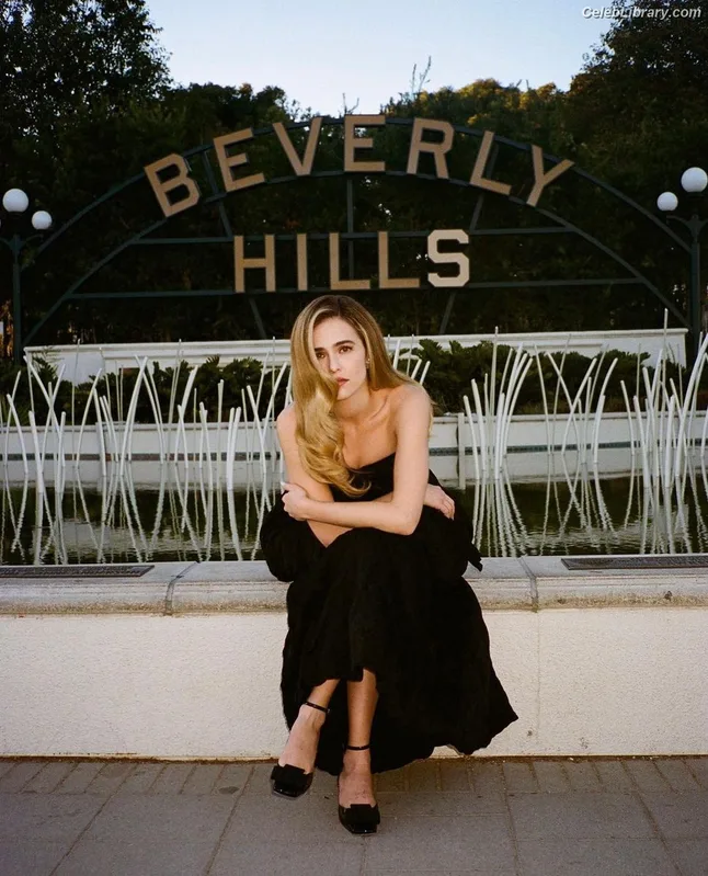 Zoey Deutch photo 19 of 1461