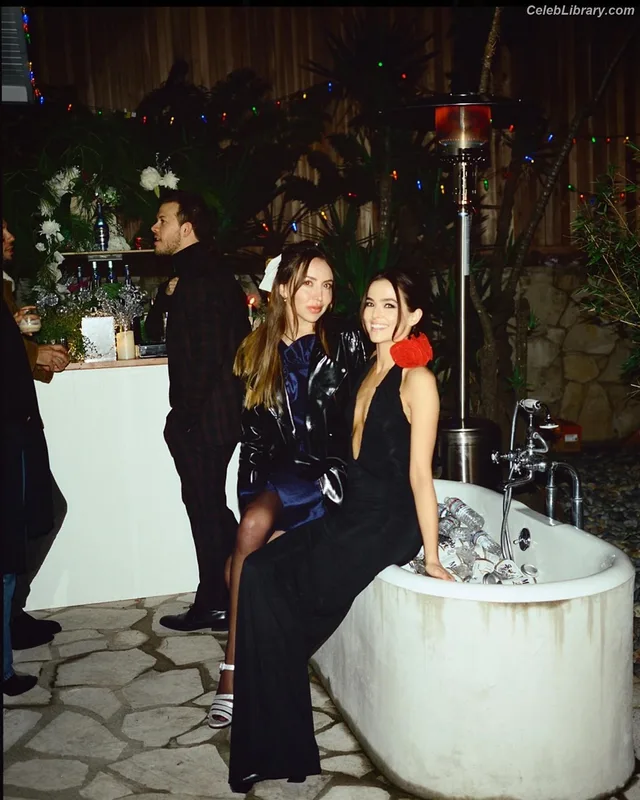 Zoey Deutch photo 8 of 1461