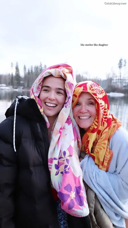 Zoey Deutch photo 14 of 1461