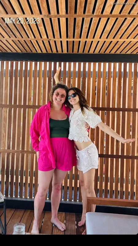Zoey Deutch photo 23 of 1461