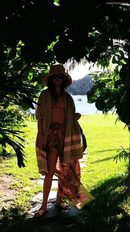 Zoey Deutch photo 1 of 1461