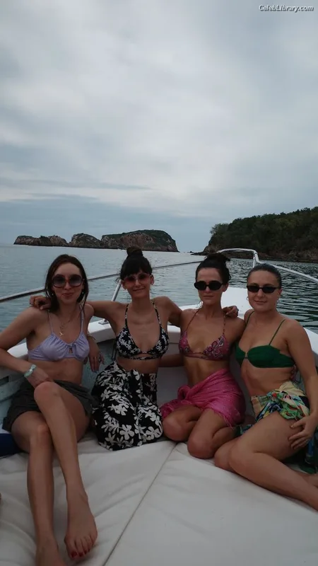 Zoey Deutch photo 5 of 1461