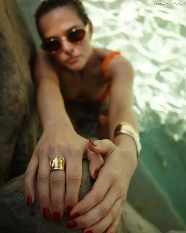 Zoey Deutch photo 22 of 1461