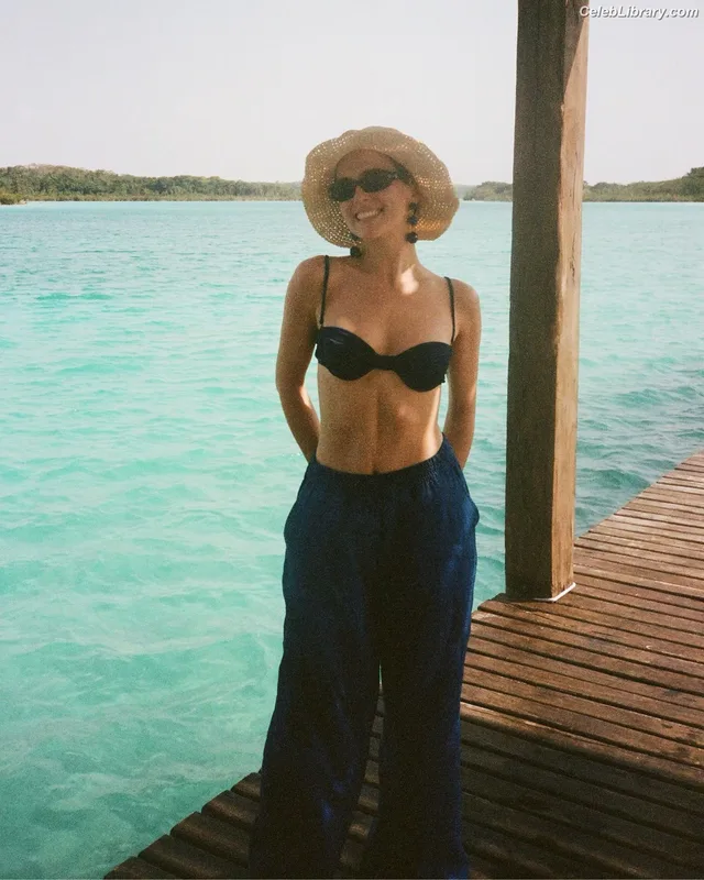 Zoey Deutch photo 5 of 1461