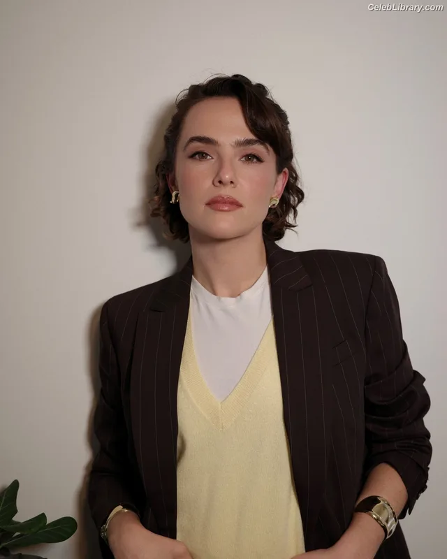 Zoey Deutch photo 21 of 1461