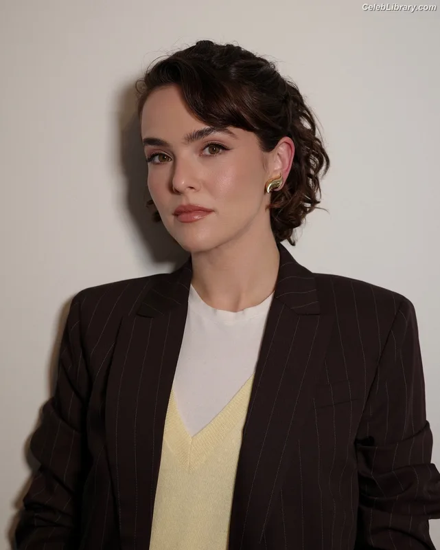 Zoey Deutch photo 22 of 1461