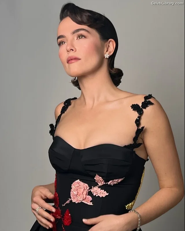 Zoey Deutch photo 3 of 1461