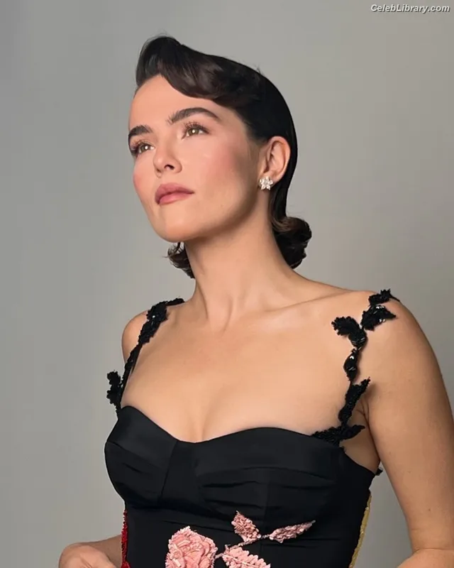 Zoey Deutch photo 7 of 1461