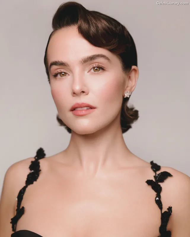 Zoey Deutch photo 11 of 1461