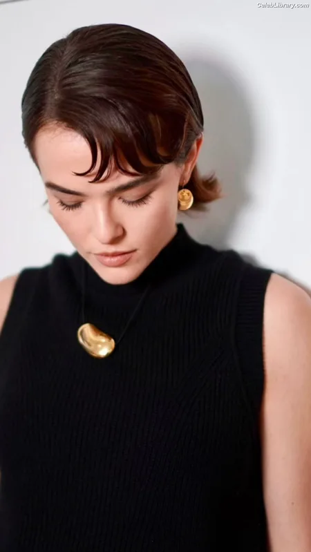 Zoey Deutch photo 16 of 1461