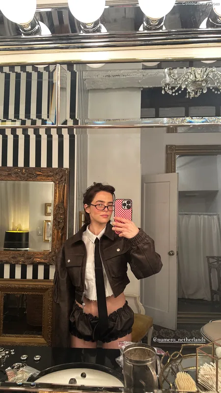 Zoey Deutch photo 18 of 1461