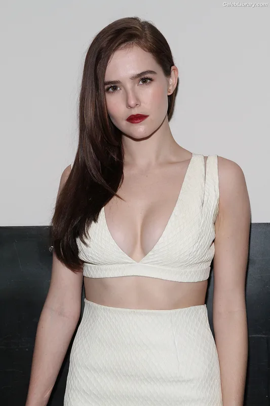 Zoey Deutch photo 9 of 1461