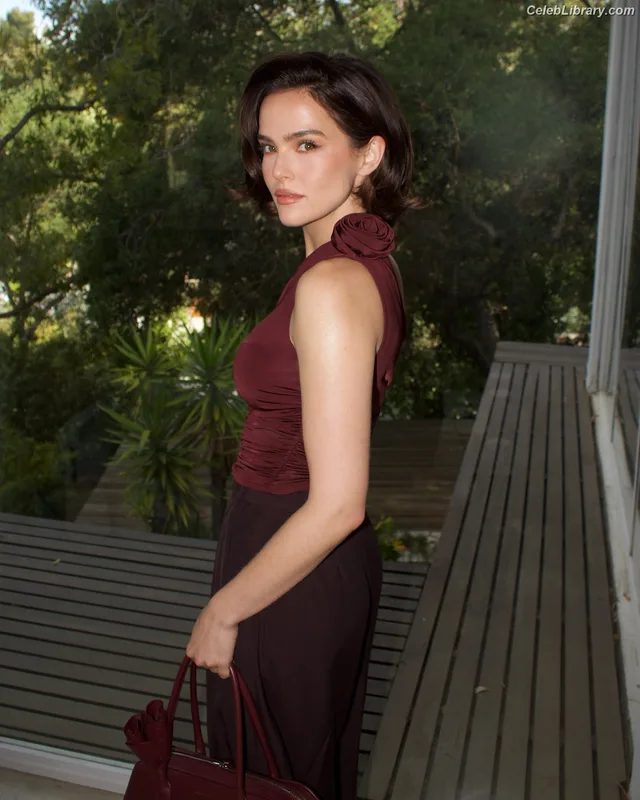 Zoey Deutch photo 14 of 1461