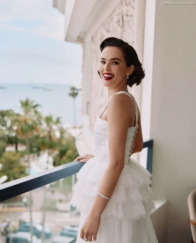 Zoey Deutch photo 7 of 1461