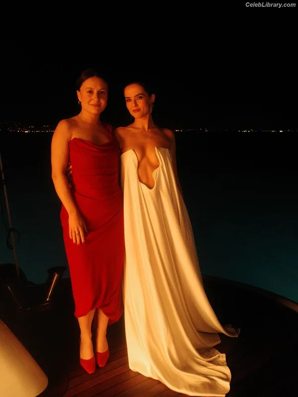 Zoey Deutch photo 8 of 1461