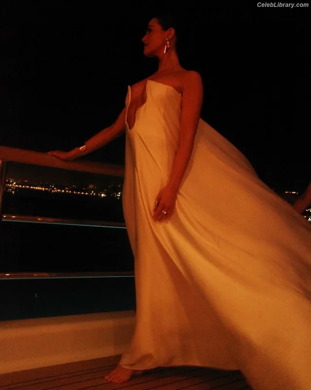Zoey Deutch photo 10 of 1461