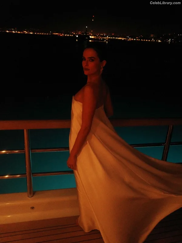 Zoey Deutch photo 13 of 1461