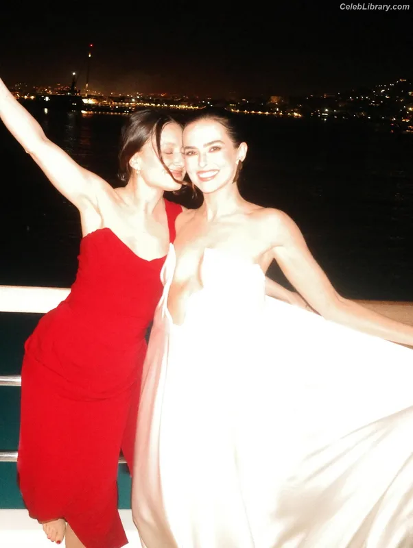 Zoey Deutch photo 18 of 1461