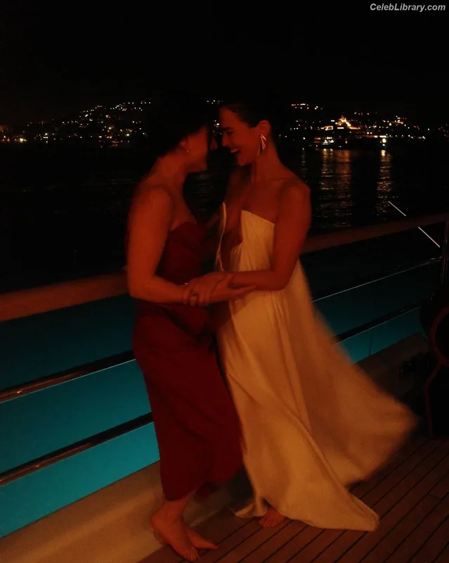 Zoey Deutch photo 23 of 1461