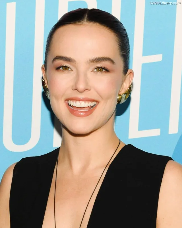 Zoey Deutch photo 3 of 1461