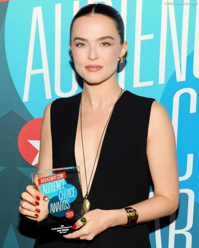 Zoey Deutch photo 4 of 1461