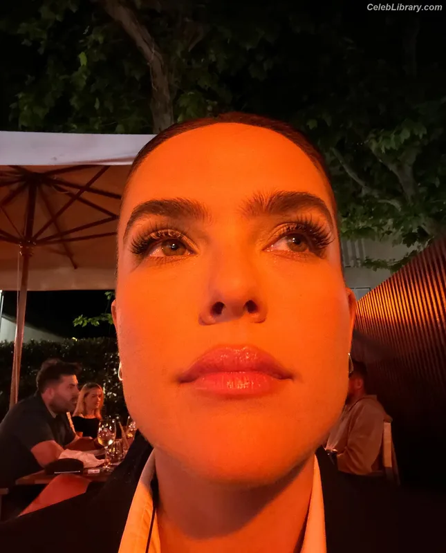 Zoey Deutch photo 10 of 1461