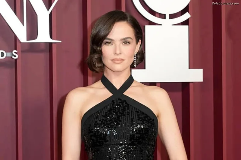 Zoey Deutch photo 18 of 1461