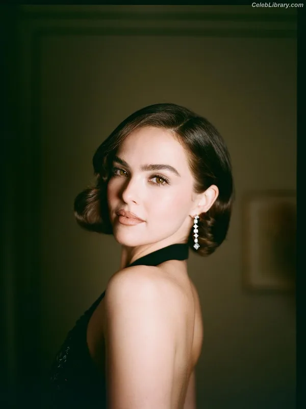 Zoey Deutch photo 24 of 1461