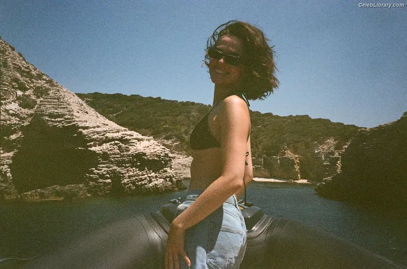 Zoey Deutch photo 16 of 1461