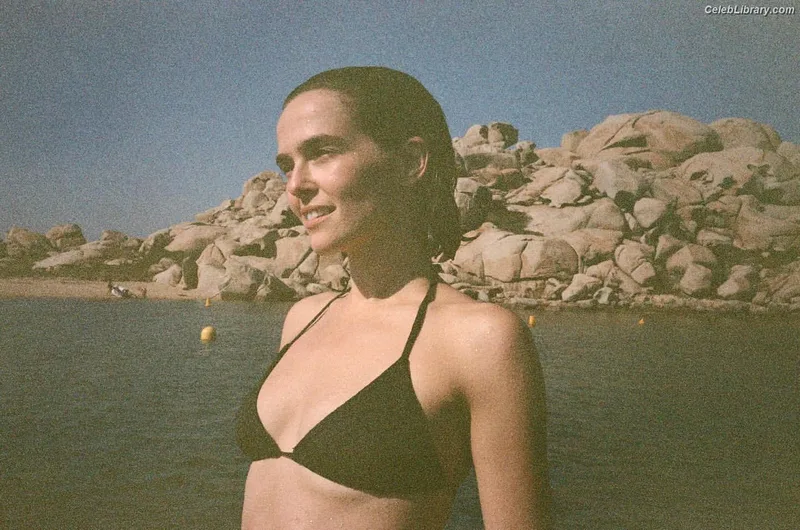 Zoey Deutch photo 20 of 1461
