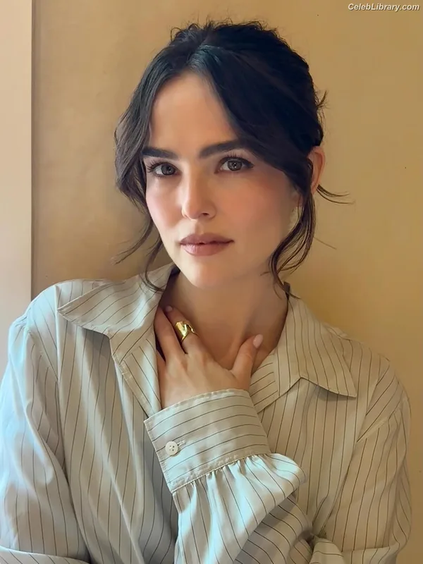 Zoey Deutch photo 1 of 1461