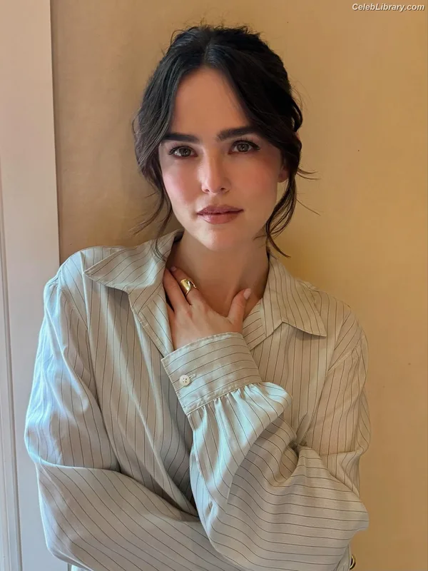 Zoey Deutch photo 3 of 1461