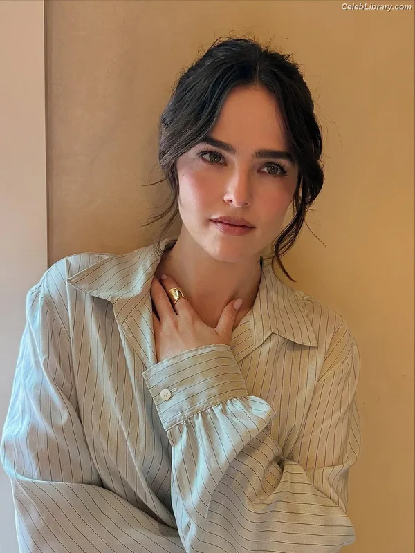 Zoey Deutch photo 5 of 1461