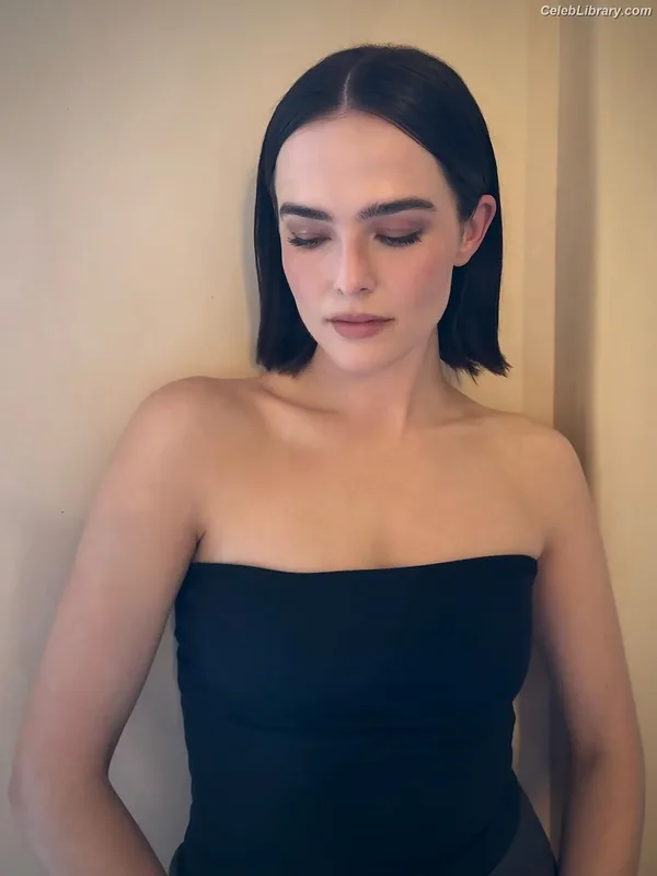 Zoey Deutch photo 6 of 1461