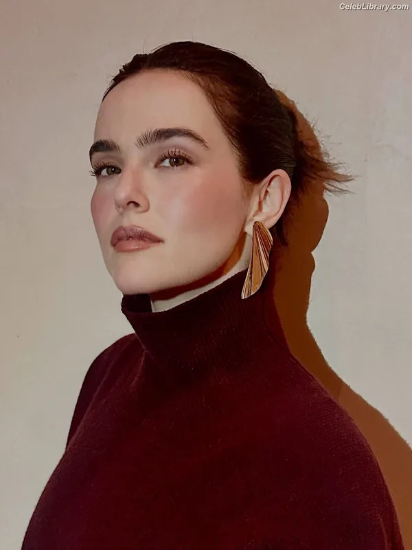 Zoey Deutch photo 7 of 1461