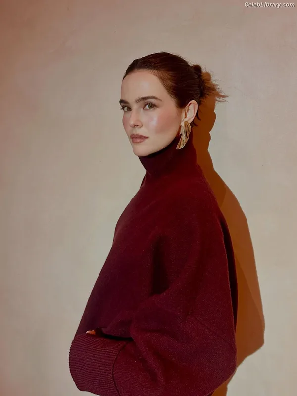 Zoey Deutch photo 8 of 1461