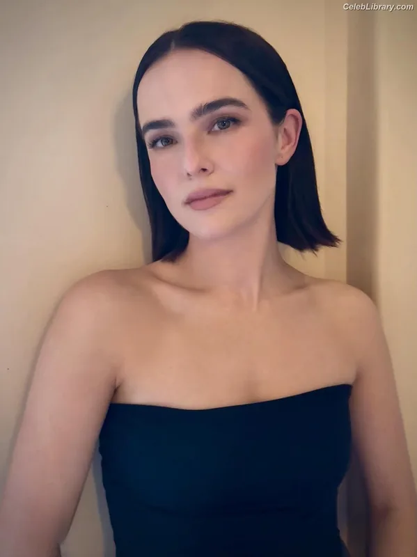 Zoey Deutch photo 9 of 1461