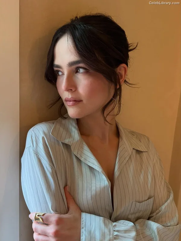 Zoey Deutch photo 11 of 1461