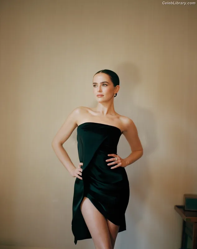 Zoey Deutch photo 13 of 1461