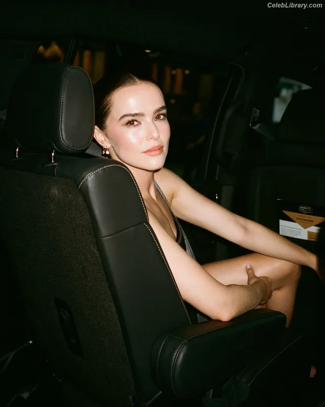Zoey Deutch photo 17 of 1461