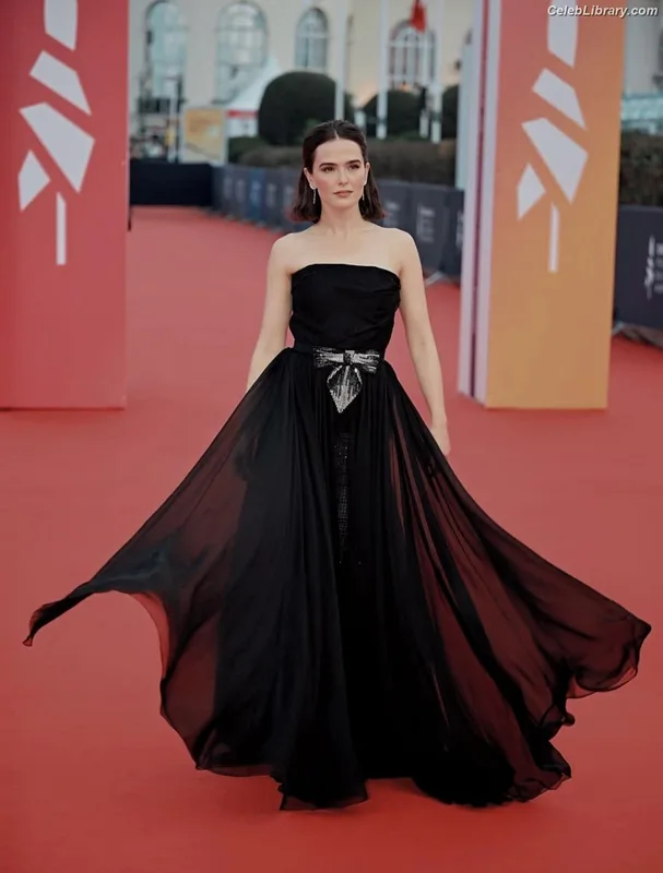 Zoey Deutch photo 1 of 1461