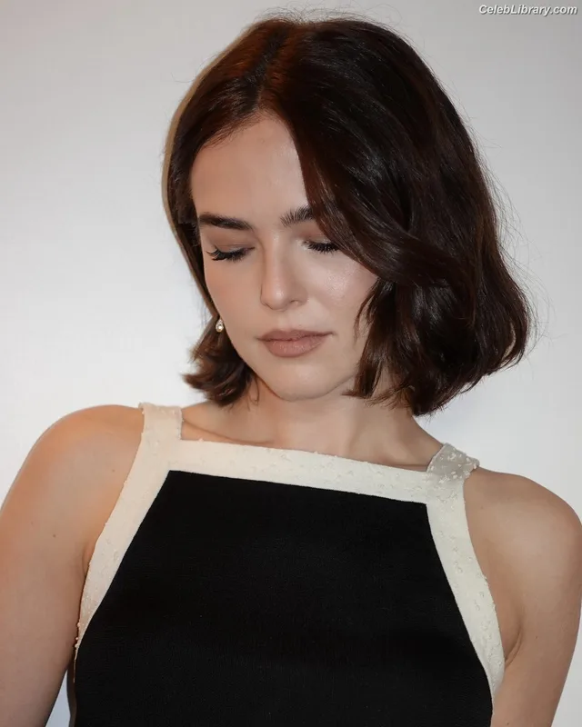 Zoey Deutch photo 3 of 1461