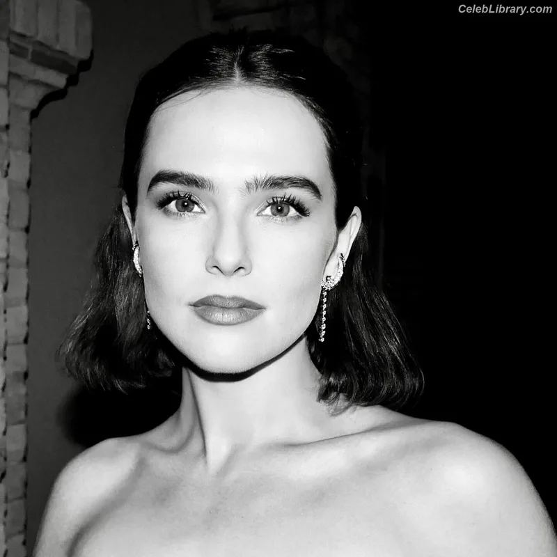 Zoey Deutch photo 4 of 1461