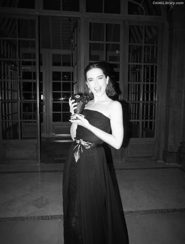 Zoey Deutch photo 5 of 1461
